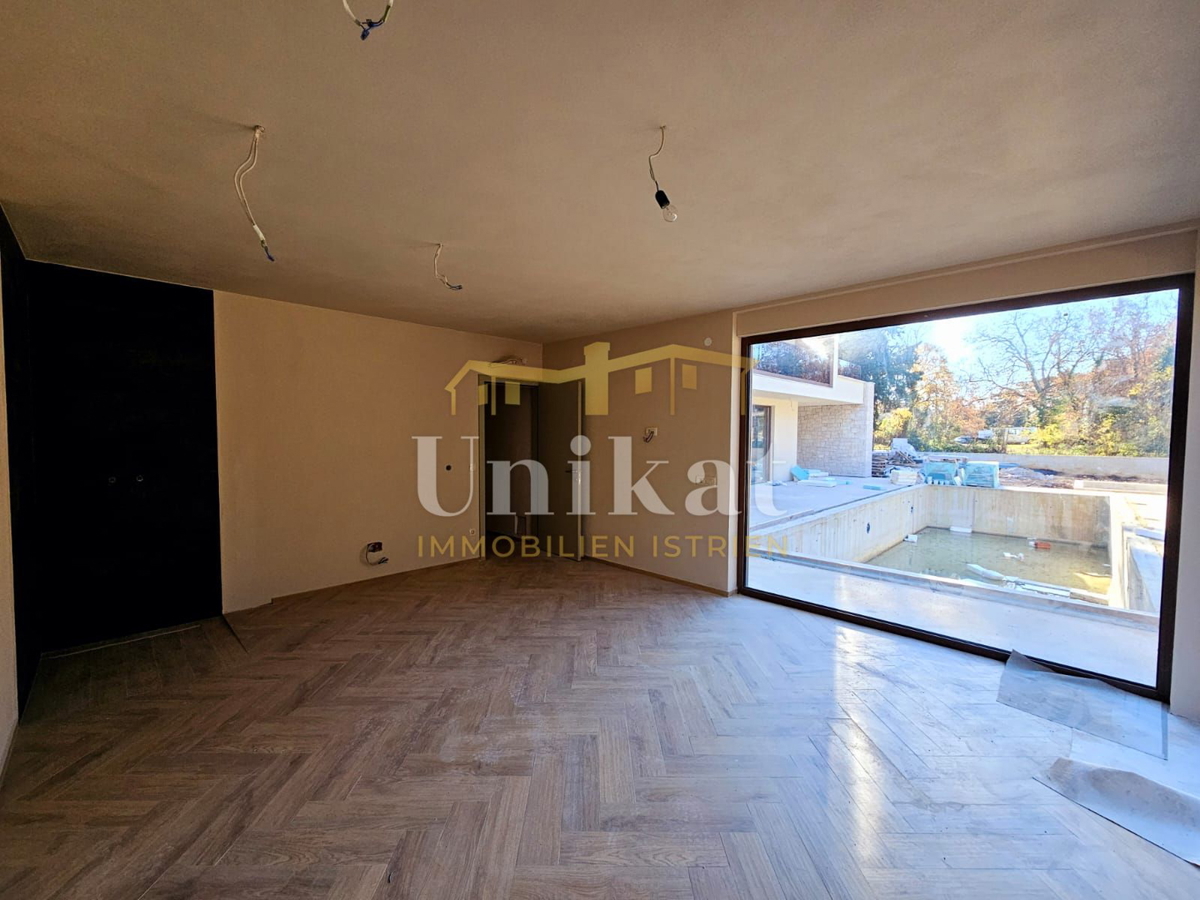 Moderna vrstna hiša s bazenom in pogledom na zelenje, Poreč